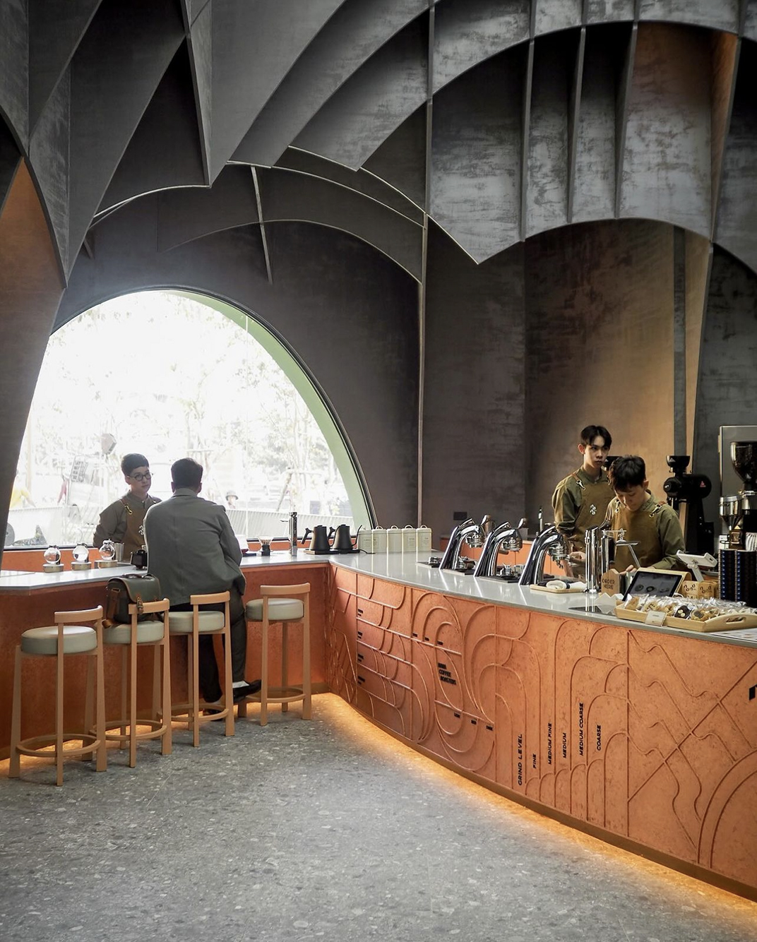 弯曲洞穴棕色调咖啡馆nanacoffee 泰国 深圳 上海 北京 广州 武汉 咖啡店 餐饮商业 logo设计 vi设计 空间设计