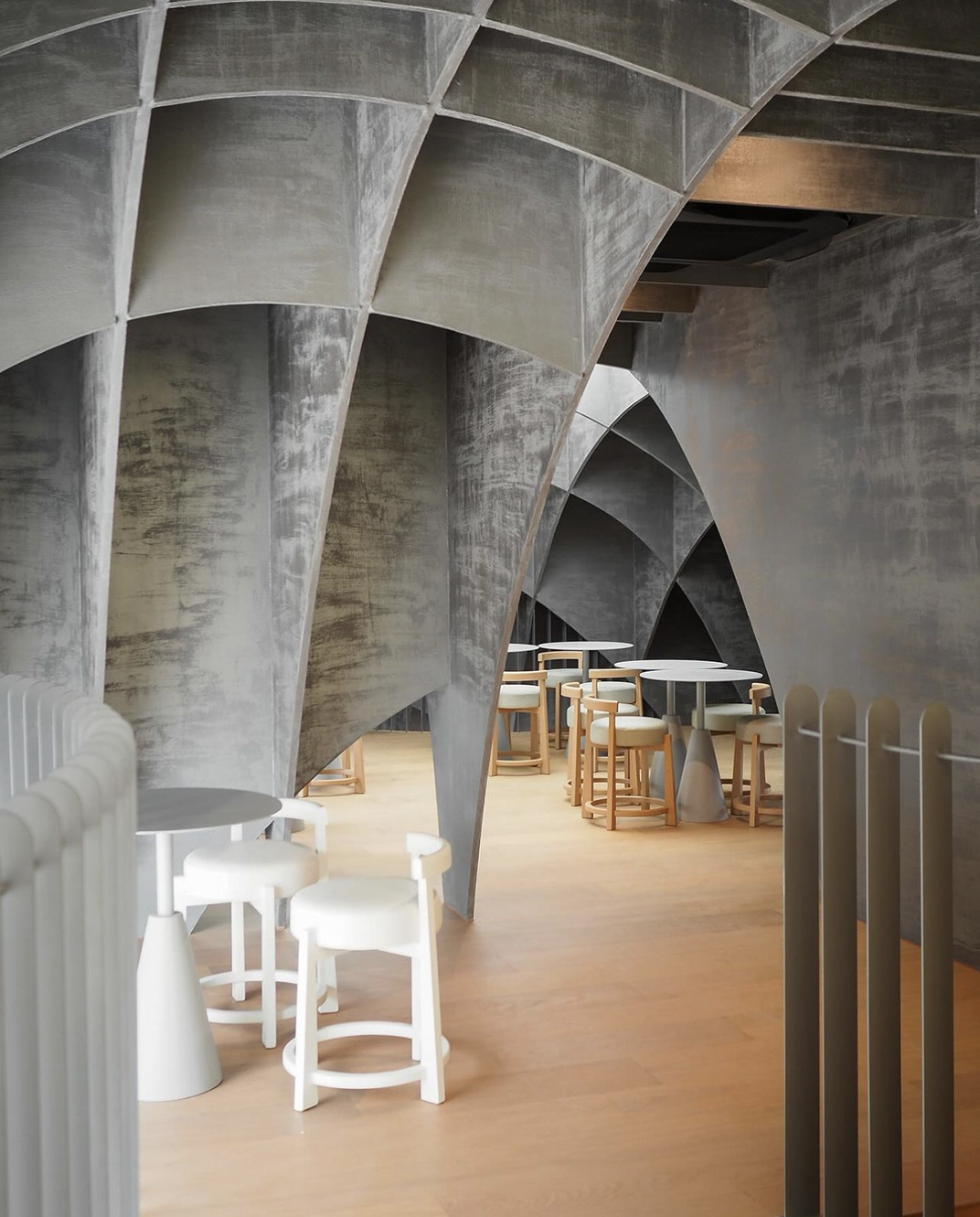 弯曲洞穴棕色调咖啡馆nanacoffee 泰国 深圳 上海 北京 广州 武汉 咖啡店 餐饮商业 logo设计 vi设计 空间设计