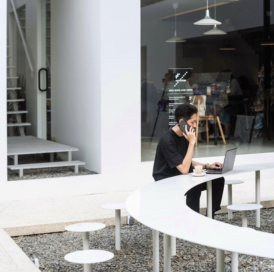 白色独栋极简主义咖啡馆hafidsantoso 深圳 上海 北京 广州 武汉 咖啡店 餐饮商业 logo设计 vi设计 空间设计