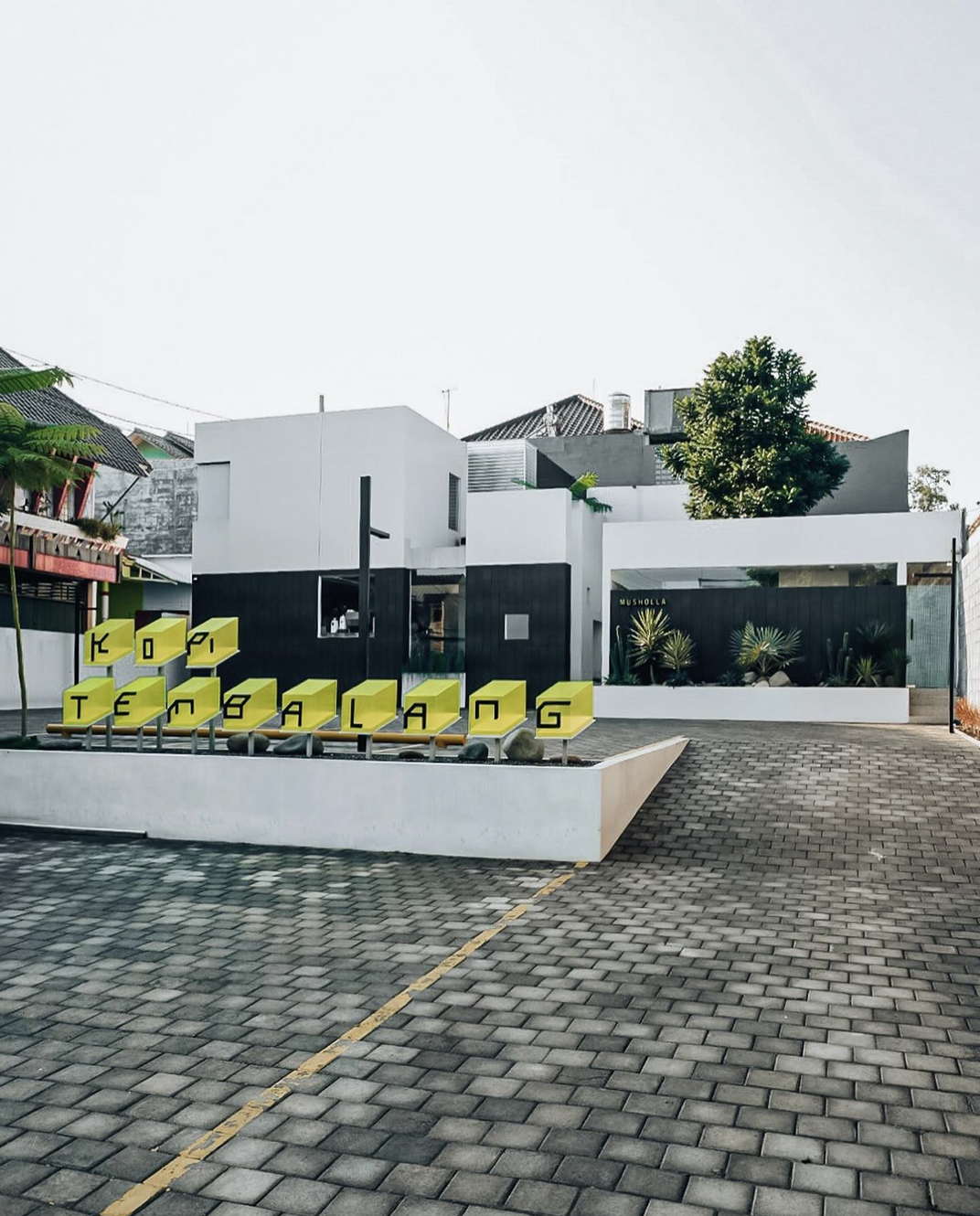 白色独栋极简主义咖啡馆hafidsantoso 深圳 上海 北京 广州 武汉 咖啡店 餐饮商业 logo设计 vi设计 空间设计