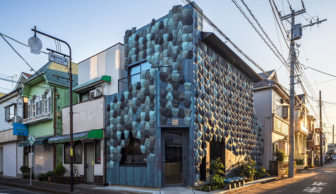 青铜瓦片咖啡店门头设计，日本，东京 | Designed by 隈研吾