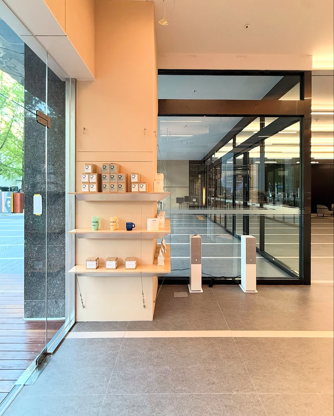 白色简约风咖啡店TFT Coffee Roasters 韩国 首尔 广州 武汉 咖啡店 门头设计 vi设计 空间设计