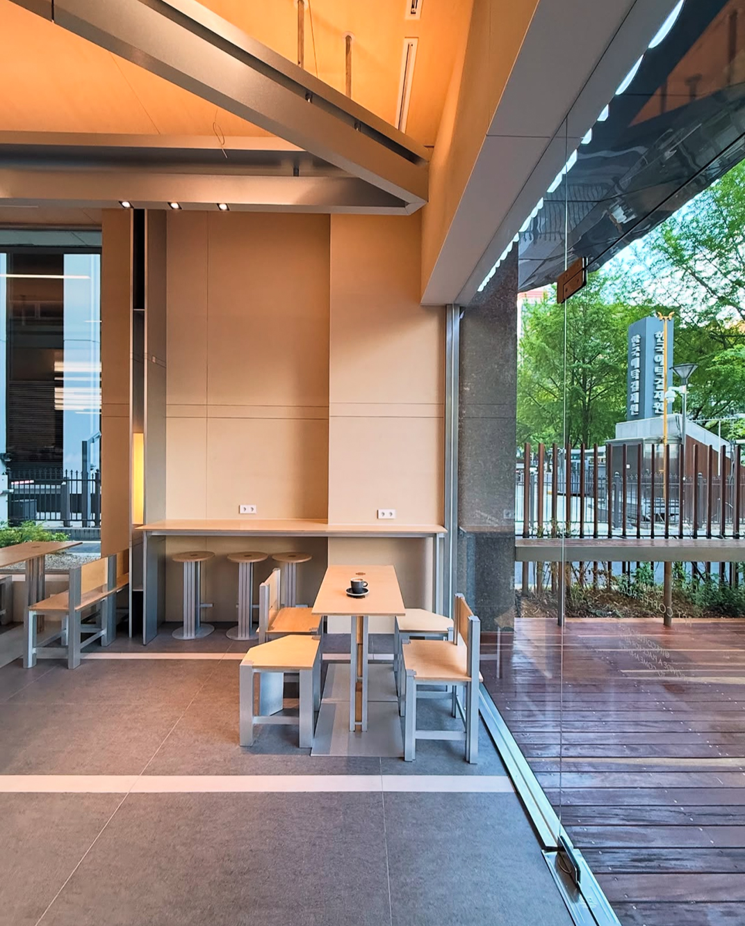 白色简约风咖啡店TFT Coffee Roasters 韩国 首尔 广州 武汉 咖啡店 门头设计 vi设计 空间设计