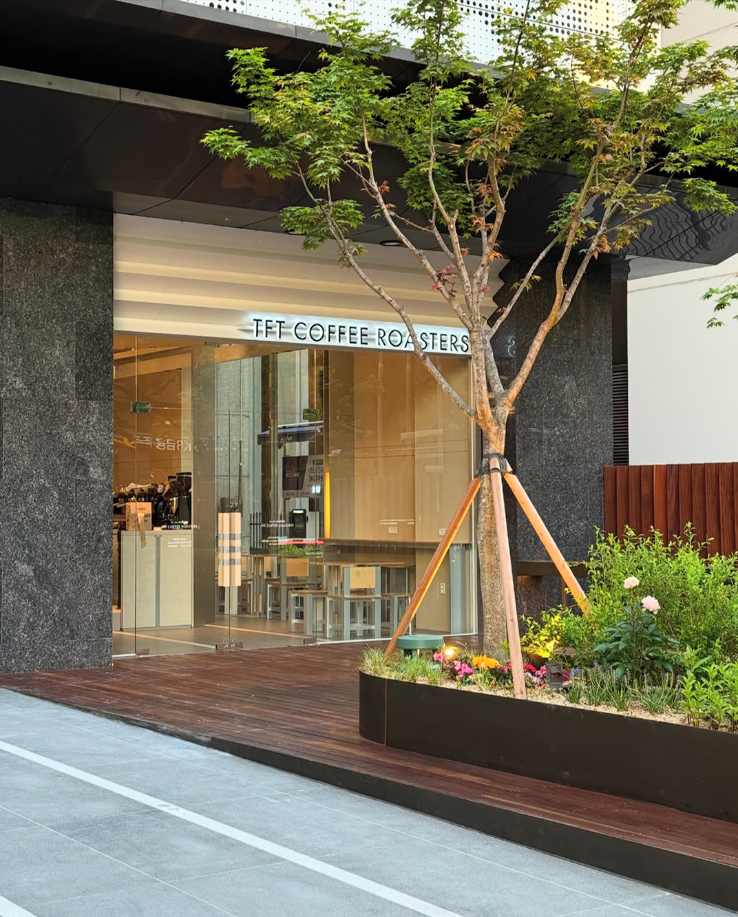 白色简约风咖啡店TFT Coffee Roasters 韩国 首尔 广州 武汉 咖啡店 门头设计 vi设计 空间设计