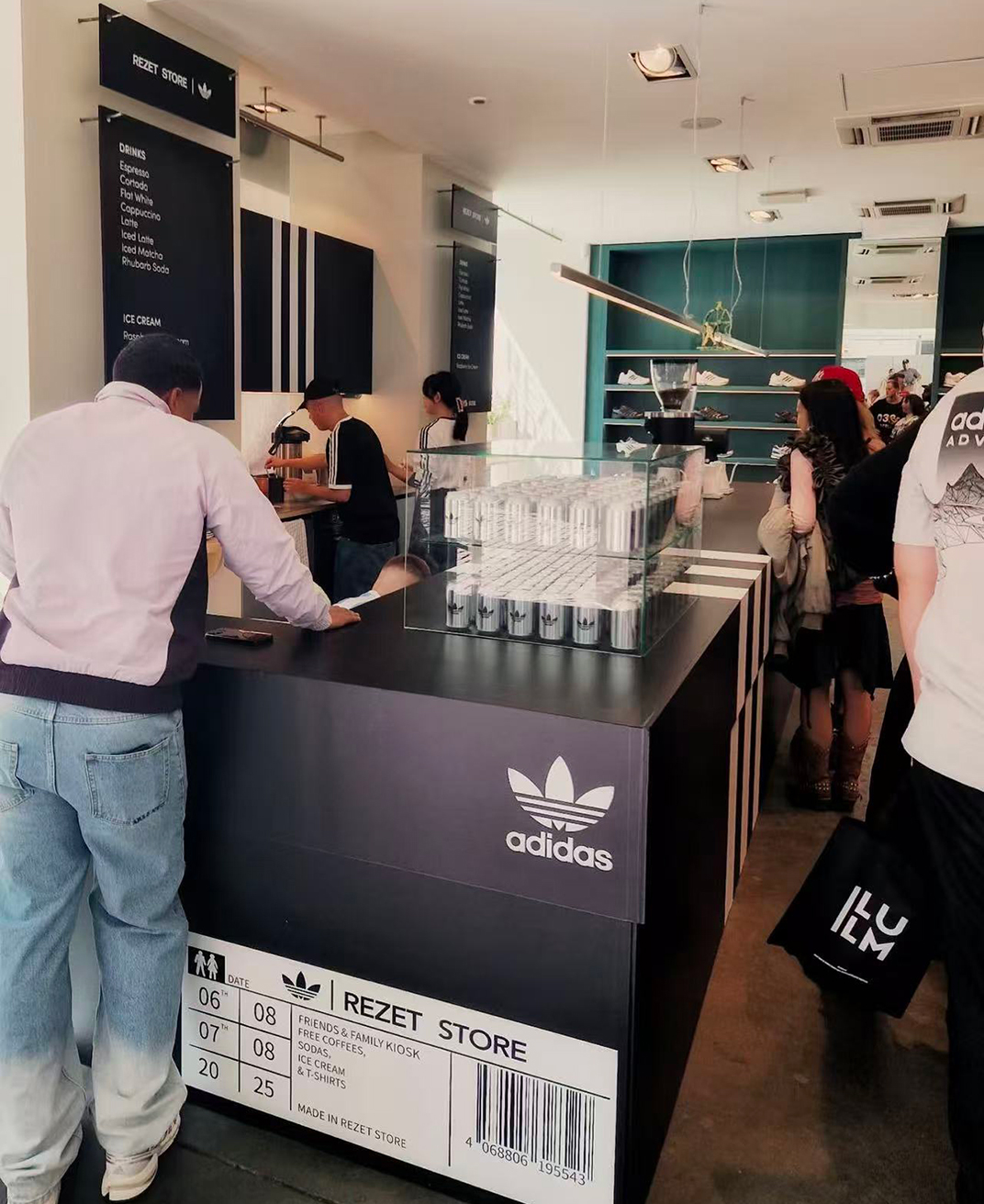 咖啡店 Adidas 三叶草 logo 吧台 黑色 白色 模块化 装置 珠海 东莞 广州 武汉 咖啡店 vi设计 空间设计