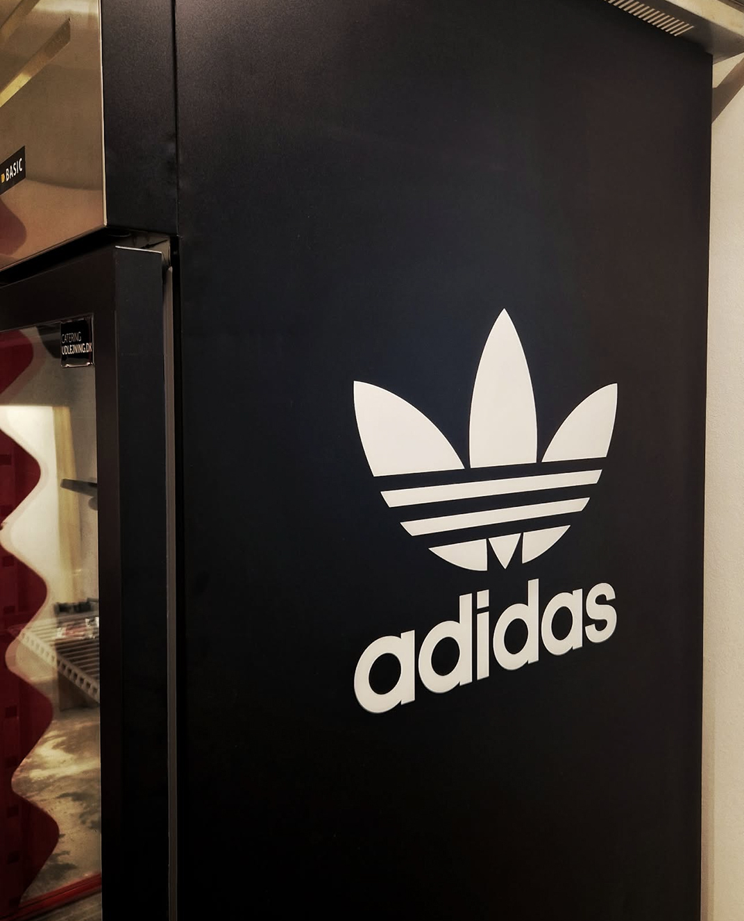 咖啡店 Adidas 三叶草 logo 吧台 黑色 白色 模块化 装置 珠海 东莞 广州 武汉 咖啡店 vi设计 空间设计