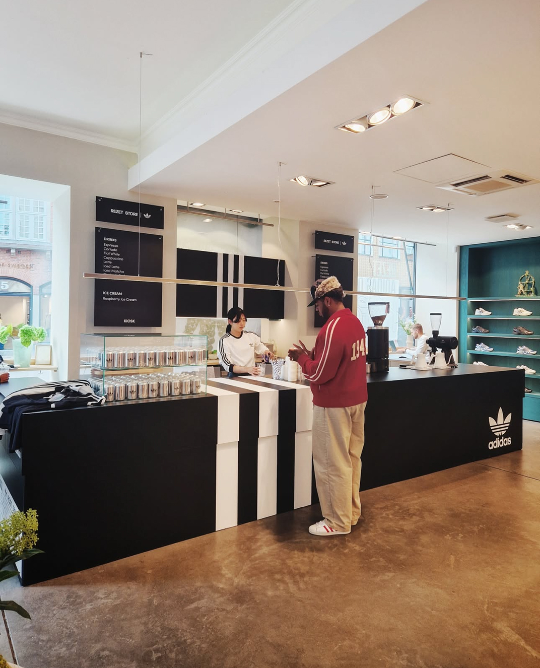 咖啡店 Adidas 三叶草 logo 吧台 黑色 白色 模块化 装置 珠海 东莞 广州 武汉 咖啡店 vi设计 空间设计