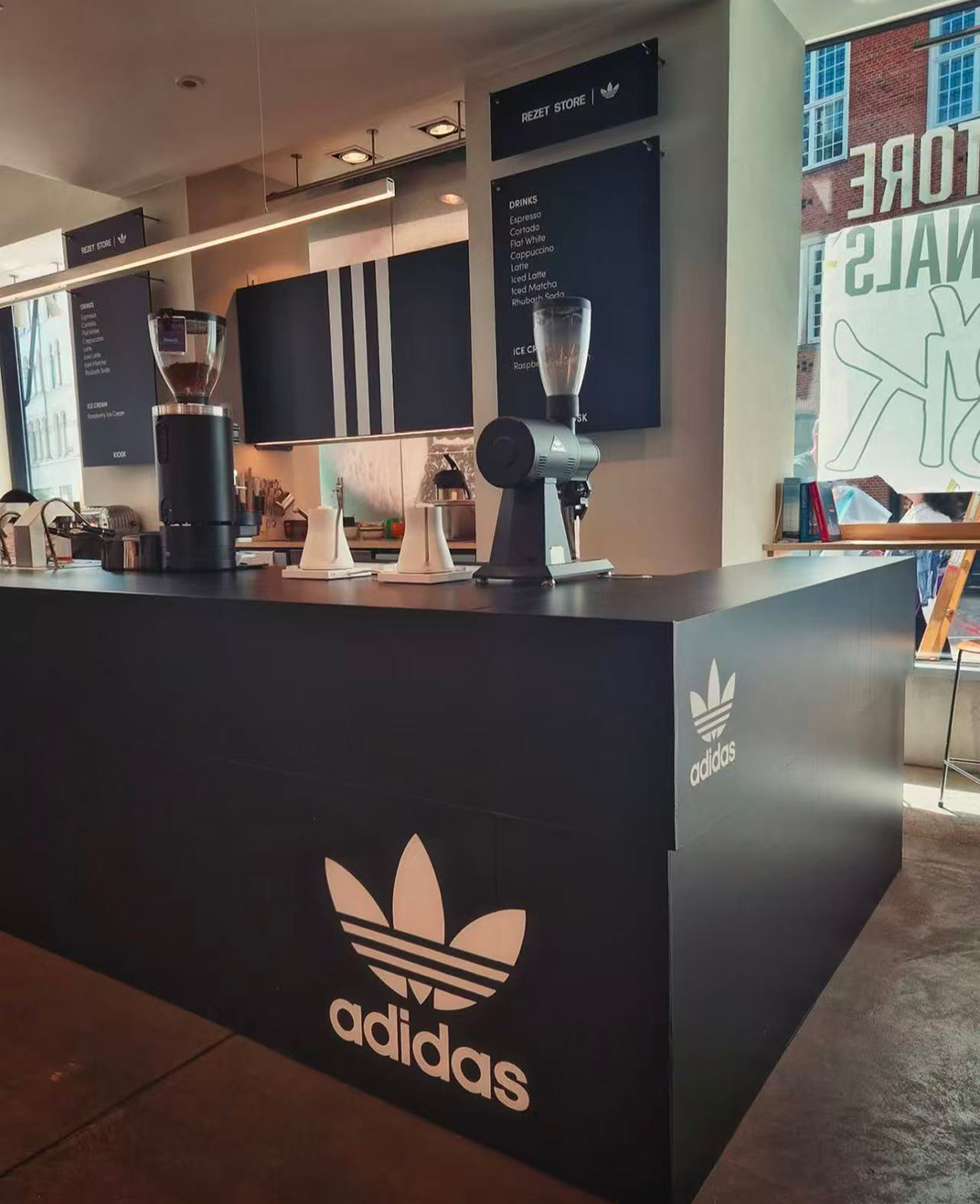 咖啡店 Adidas 三叶草 logo 吧台 黑色 白色 模块化 装置 珠海 东莞 广州 武汉 咖啡店 vi设计 空间设计